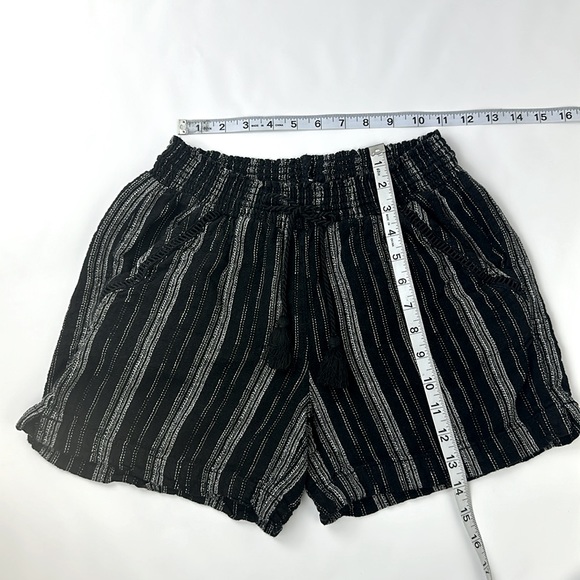Briggs Women’s linen & Rayon Shorts. Size Medium. Black & White. 4 Pockets. - Picture 4 of 8